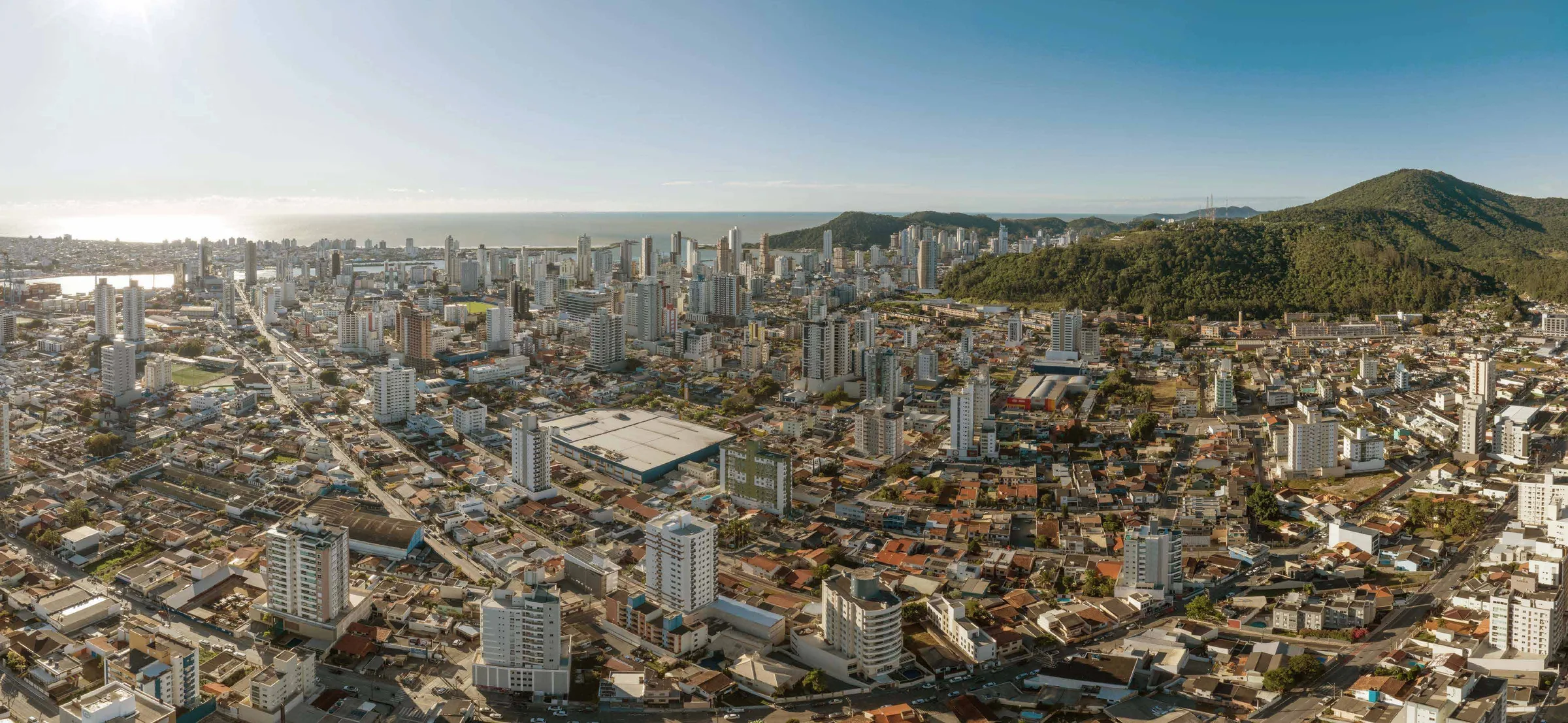 Vista aérea de Itajaí com a posição do ON! e os pontos de referência do entorno